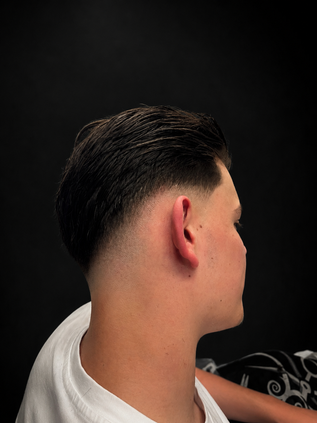 Taper Fade mit nach hinten gestyltem Haar